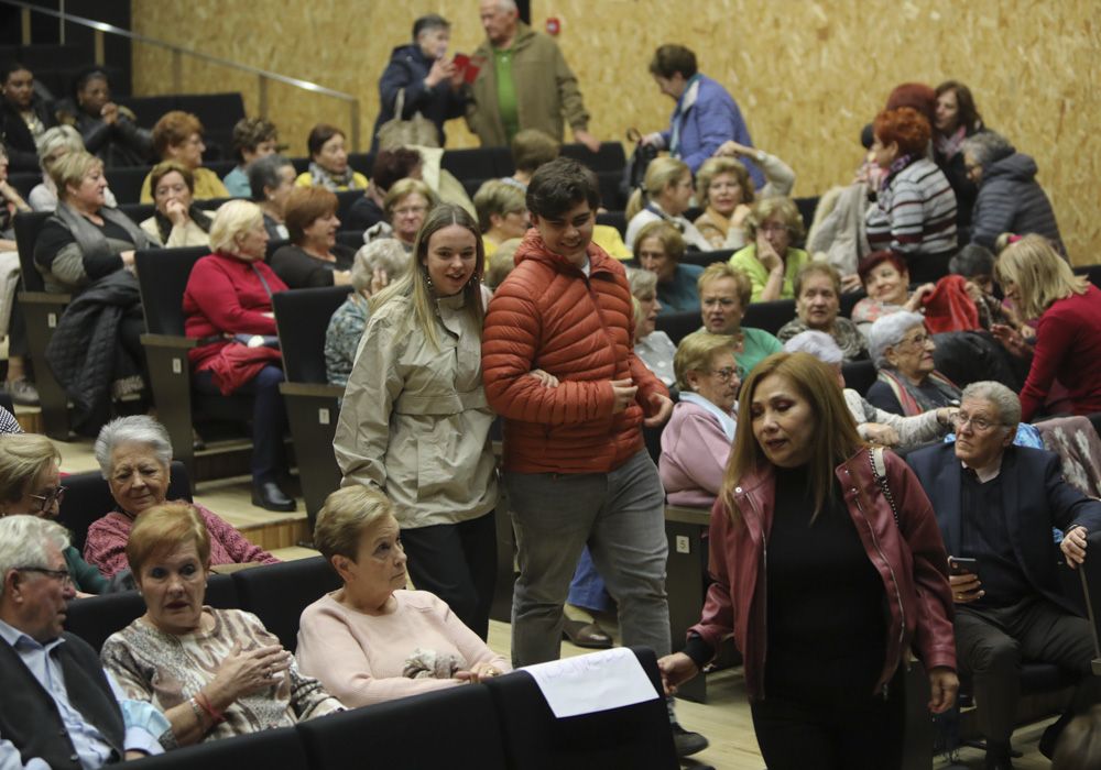 El grupo de teatro La Tardor llena el Mario Monreal de Sagunt con la obra "El sí de las niñas".