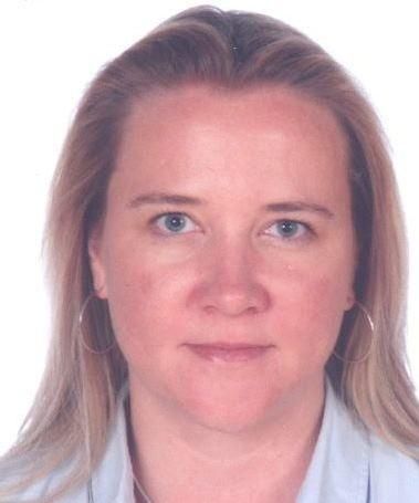 SARAH PANITZKE, 42 AÑOS, DE FULFORD. Buscado por conspiración para adquirir propiedades delictivas. Panitzke era miembro de un grupo criminal involucrado en fraude del IVA. Ella supervisaba las cuentas corporativas de muchas empresas mediante control remoto a través de diferentes direcciones de IP. Panitzke viajó a lugares como Dubái, España y Andorra para ampliar las actividades fraudulentas. Es responsable de blanquear alrededor de mil millones de libras. Se fugó en mayo de 2014 antes de que terminara el juicio y fue condenada en rebeldía. El 22 de agosto de 2013 fue condenada a ocho años de cárcel. Los otros 18 miembros del grupo criminal fueron condenados a un total de 135 años. Descripción: altura de 170 cm, constitución delgada, pelo castaño de tono apagado, ojos azules y acento de Yorkshire.