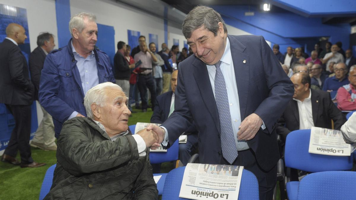 Arsenio y Lendoiro, en 2016, en la presentación de ‘110% Blanquiazul’, la historia del Deportivo editada por LA OPINIÓN.