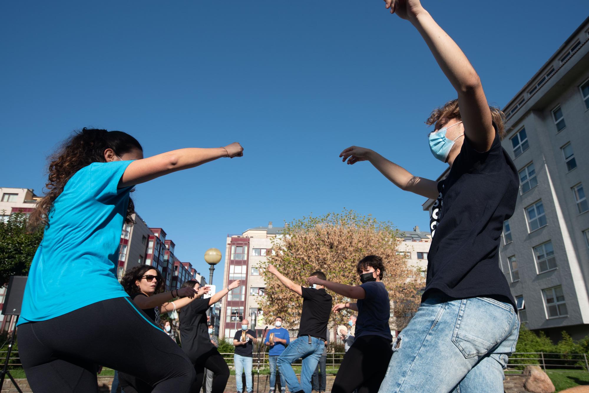 Música y baile en la plaza dos Avós en Montealto