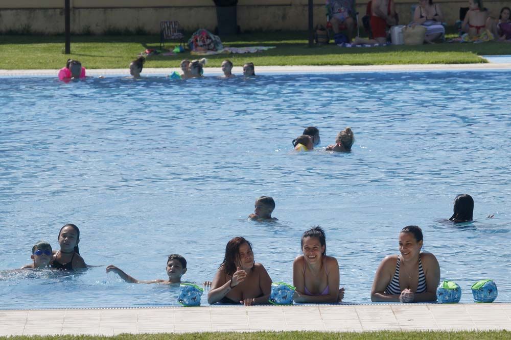 Apertura de la temporada de baños en la piscina de la calle Torremolinos