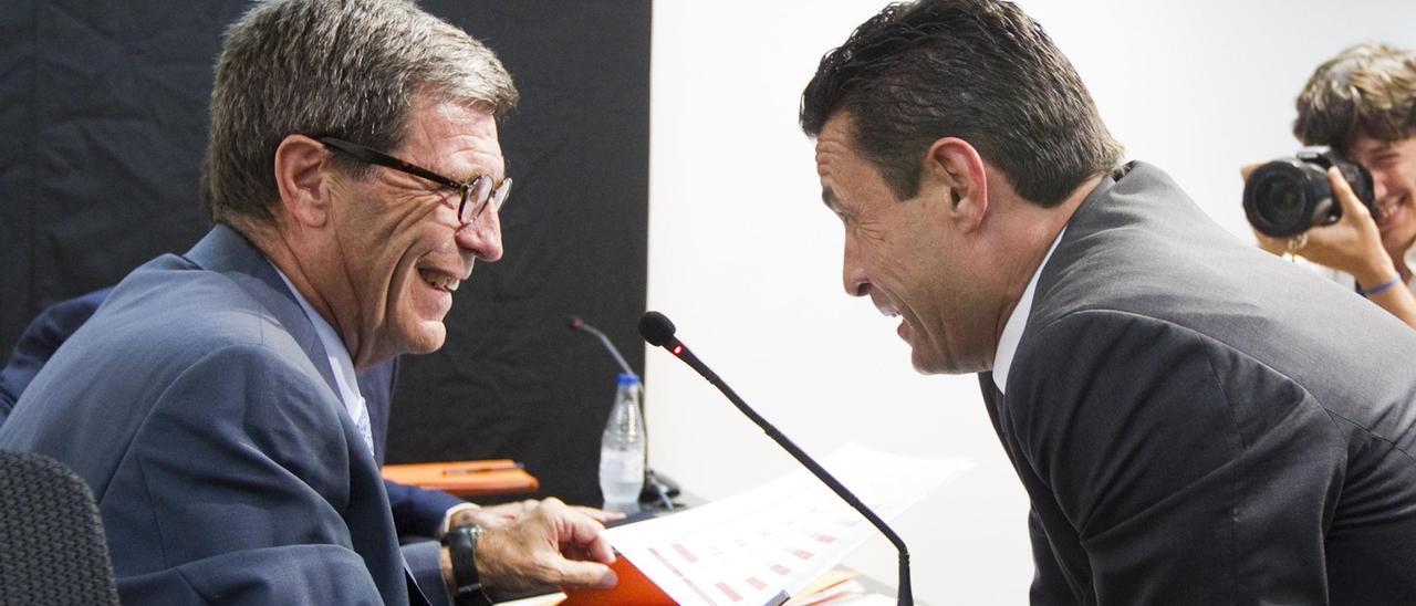 Imagen de la rueda de prensa de Aurelio Martinez en 2014 para comunicar la venta del Valencia CF a Peter Lim con la presencia de Amadeo Salvo