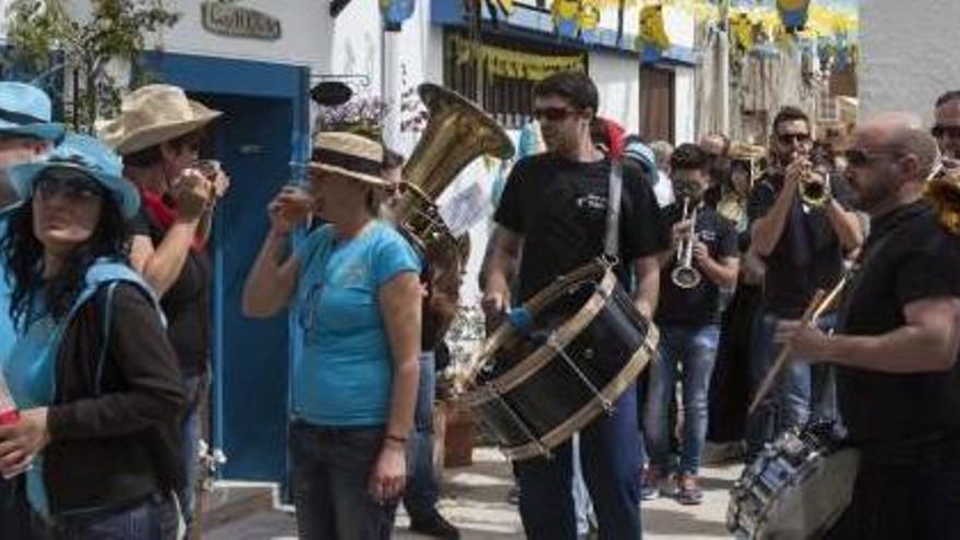 Pasacalles y juegos en Santa Cruz