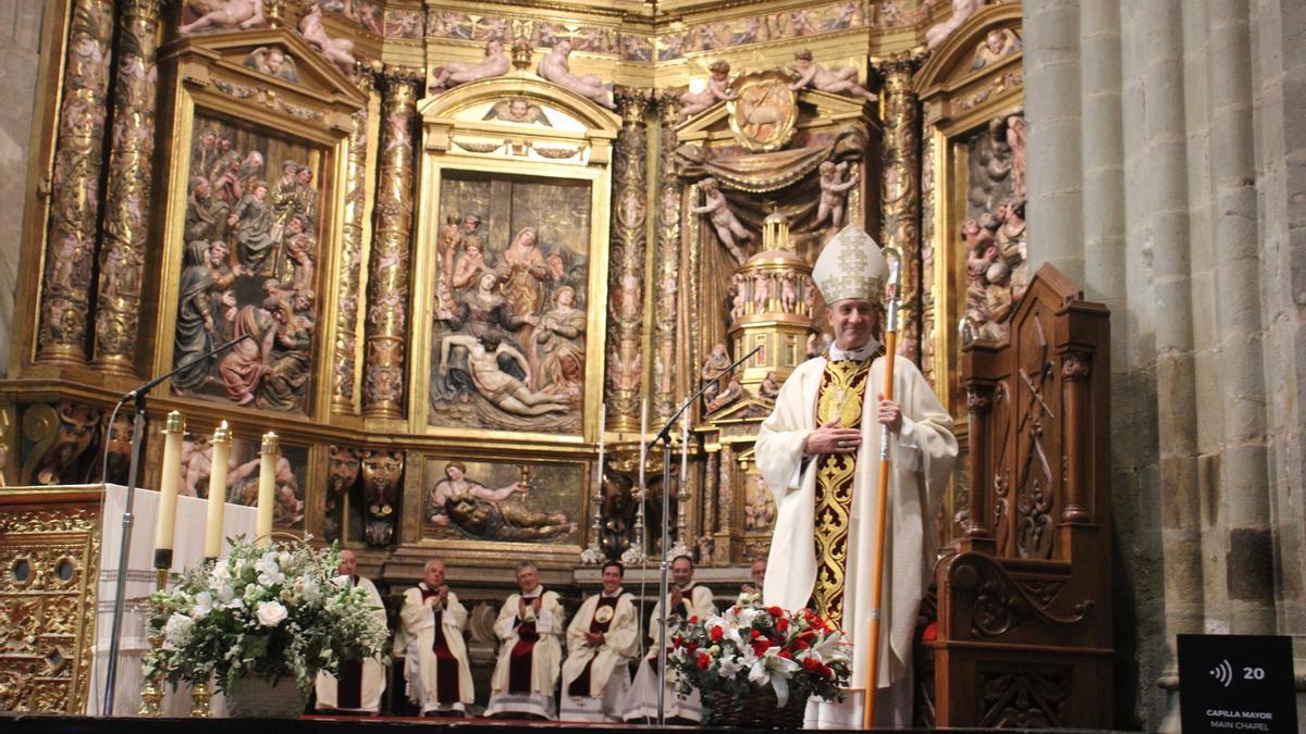 Ovación y reconocimiento sanabrés en la despedida del obispo de Astorga