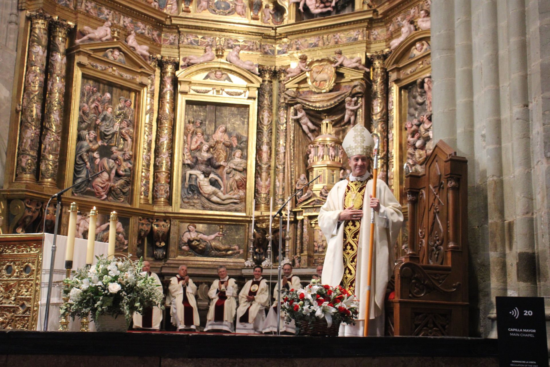 Ovación y reconocimiento sanabrés en la despedida del obispo de Astorga.
