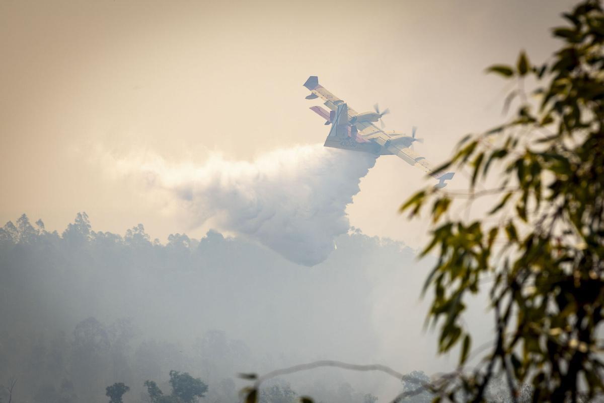 Un avión trabaja en las labores de extinción del incendio forestal. Un avión trabaja en las labores de extinción del incendio forestal.
