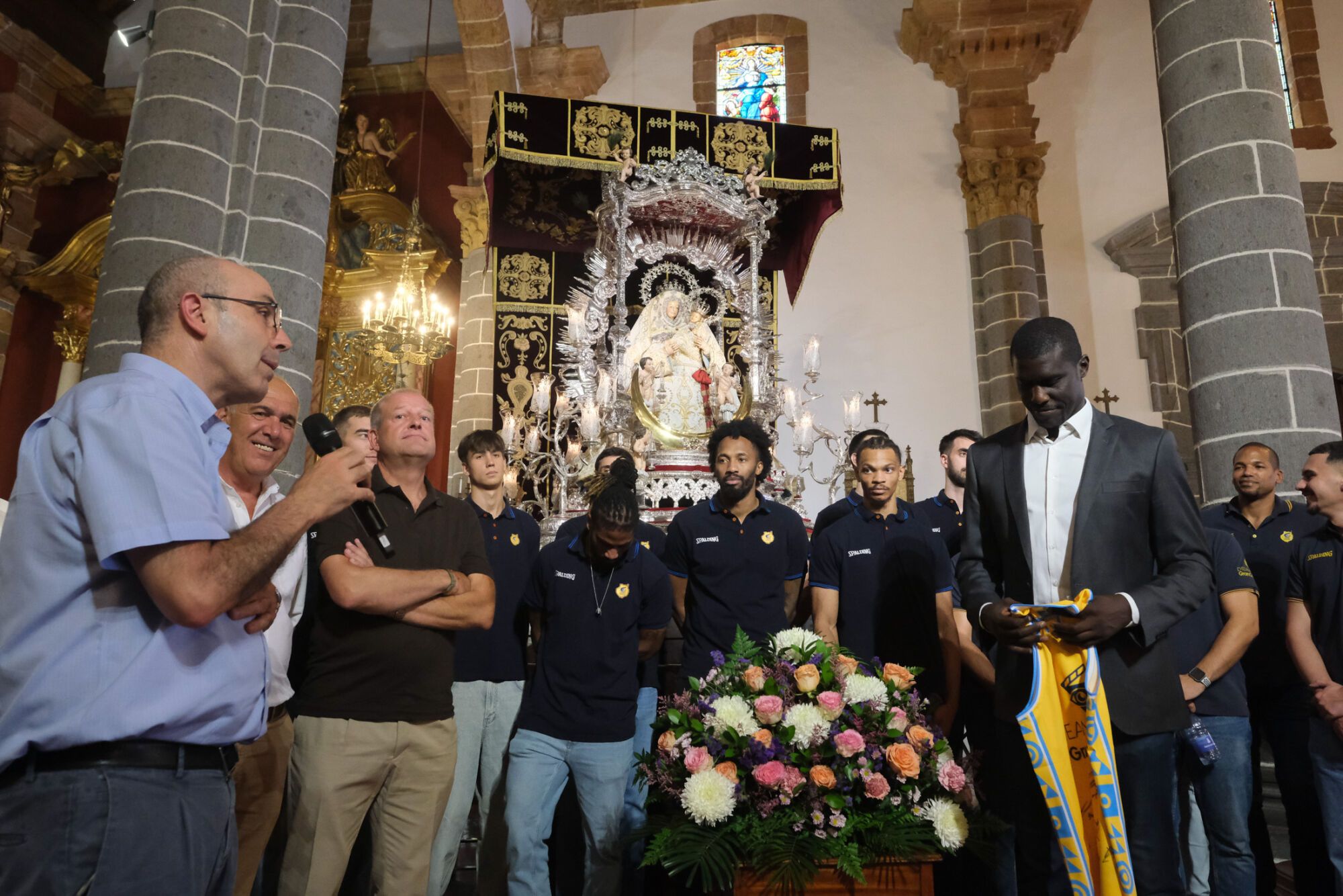 La plantilla del CB Gran Canaria visita a la Virgen del Pino
