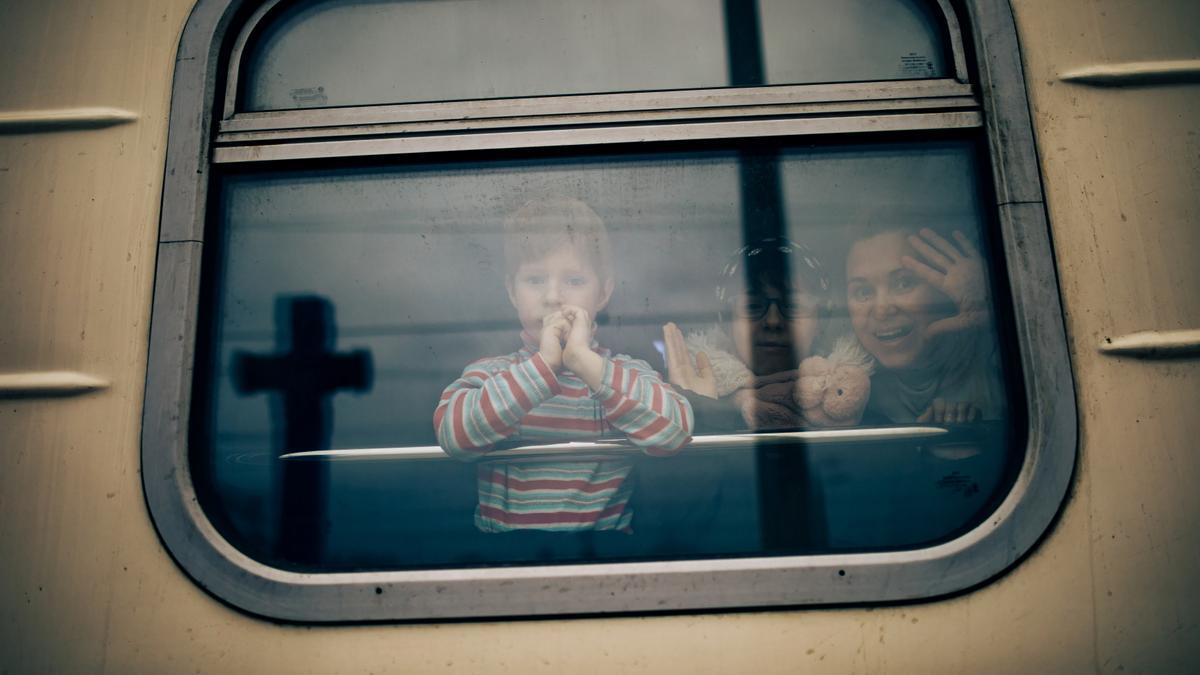 Refugiados de Ucrania esperan en la estación de tren de Chelm, desde donde tomarán un tren especial a Varsovia, Polonia.