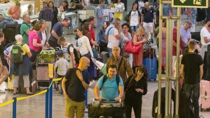 Imagen reciente de pasajeros en el aeropuerto de Alicante-Elche.