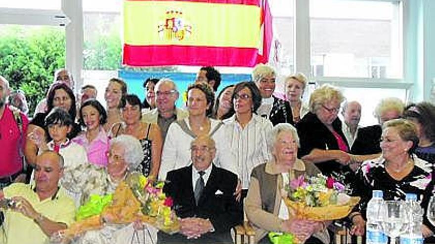 El centro de mayores Atalía homenajea a dos veteranos socios