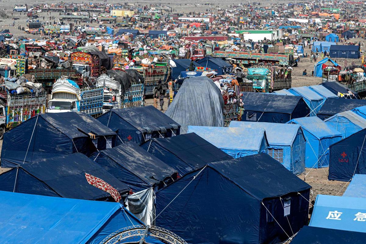 Colapso en la frontera de Pakistán al cumplirse el plazo para la expulsión de refugiados afganos indocumentados