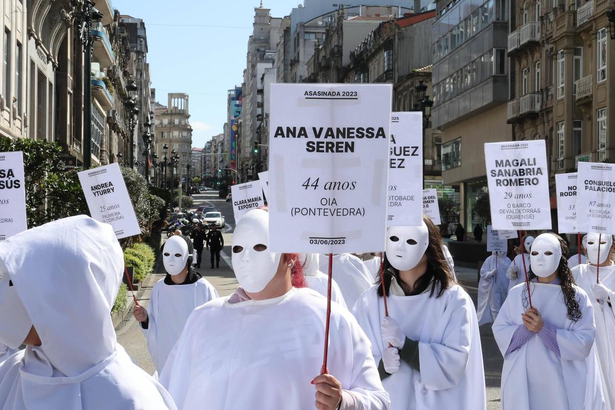 En lembranza das mulleres asasinadas. Momento da manifestación en Vigo do 8M no domingo pola mañá.