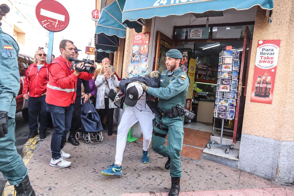 [SIN TITULO] La Generalitat realiza un gran despliegue de recursos, incluido un simulacro de una situación de pillajes en comercios tras un terremoto, helicóptero, bomberos o la intervención de la UME