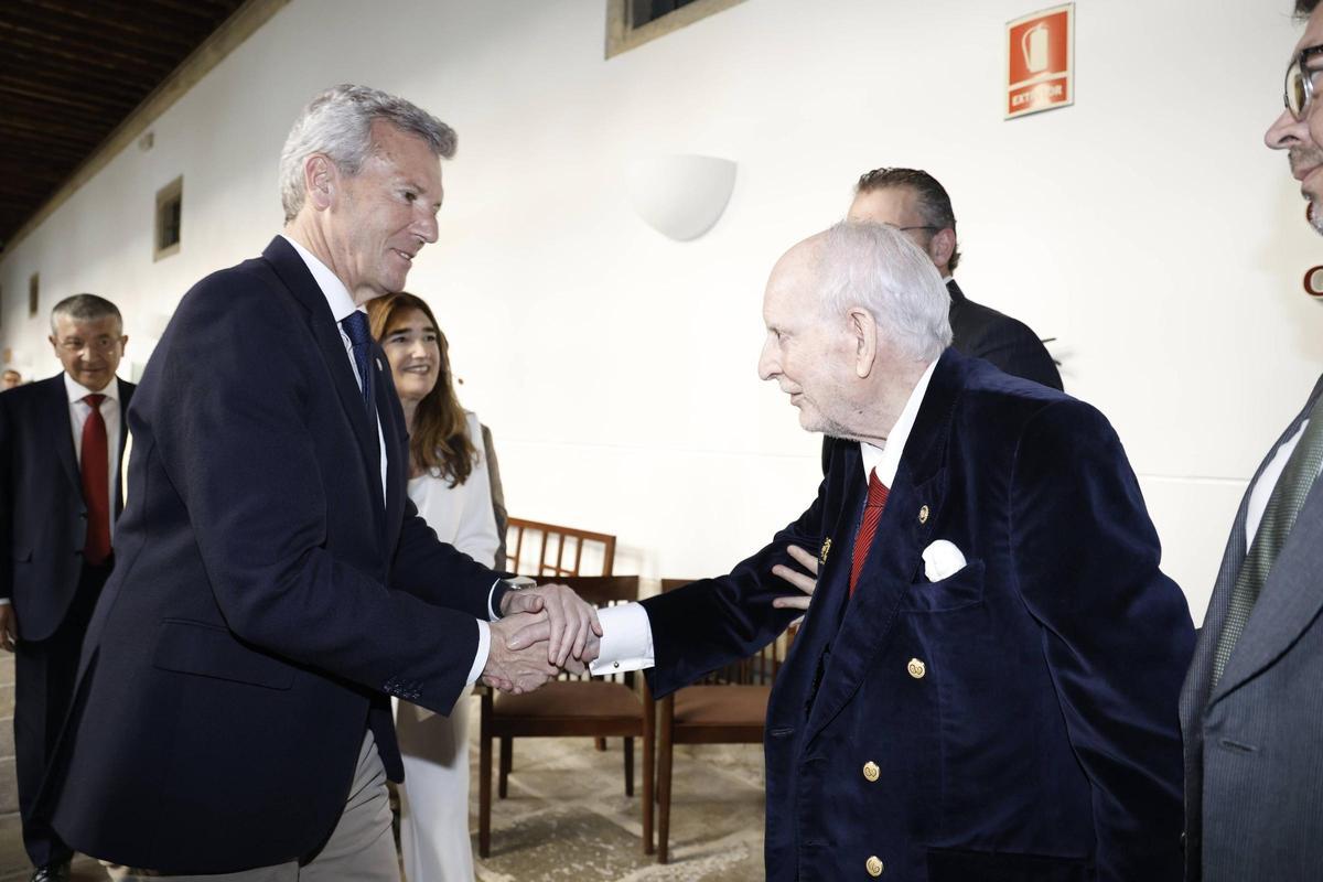 Alfonso Rueda saludando a Ramiro Carregal en la gala de la edición anterior celebrada en Santiago.