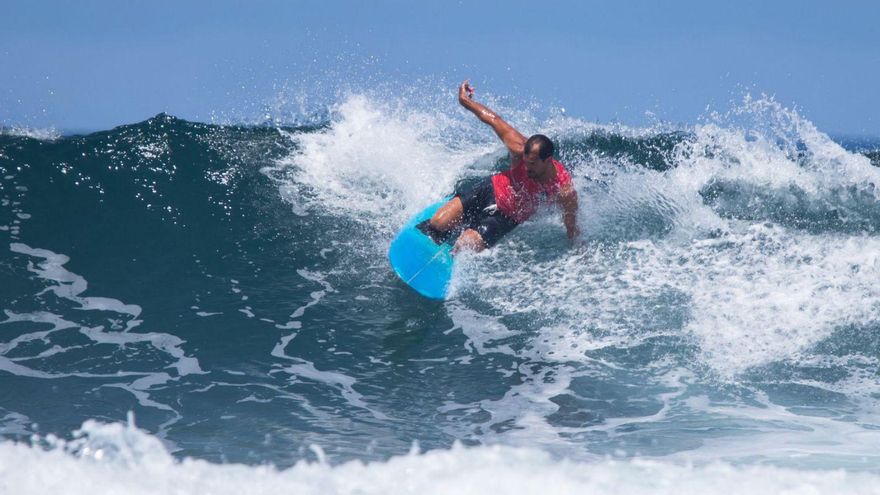 Uno de los participantes en el Salinas Longboard Festival. | SLF