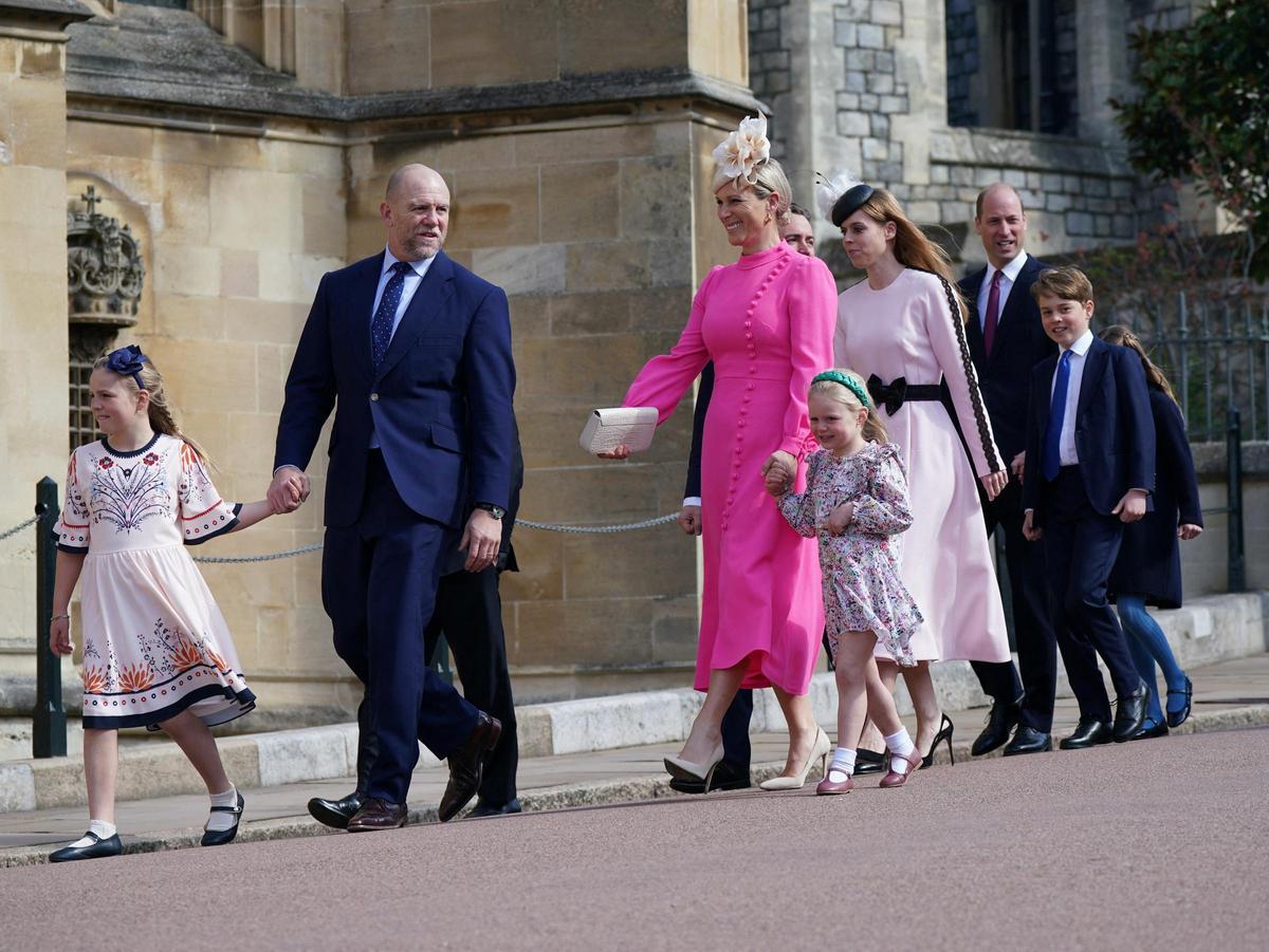 La familia real británica celebra la misa de Pascua en Windsor. En la foto, Mike y Zara Tindall, con sus hijas Mia y Lena Tindall. Detrás, la princesa Beatriz de York y su marido, Edoardo Mapelli Mozzi, junto al príncipe de Gales y sus hijos.