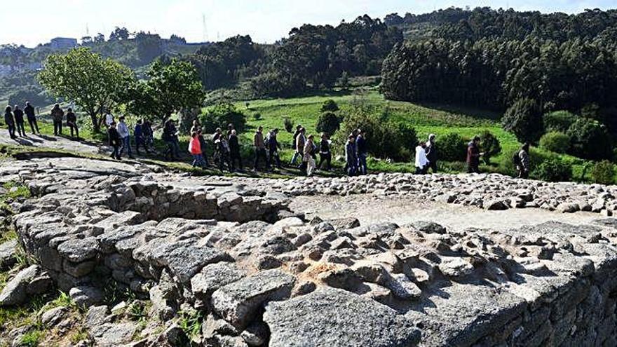 Visita en las excavaciones del castro de Elviña.