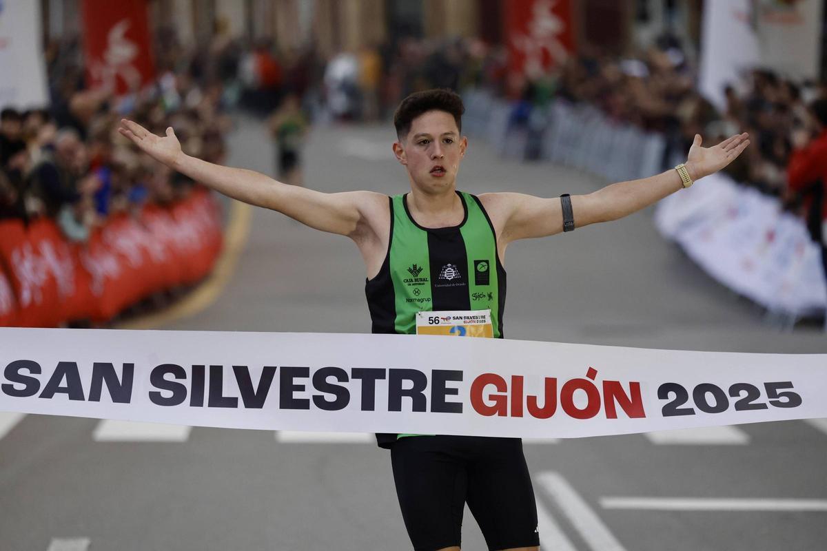 Rubén Marqués entra primero en la carrera de fin de año gijonesa.