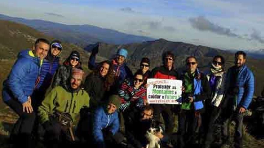 Los montañeros en lo alto de Peña Trevinca tras la coronación del pico.