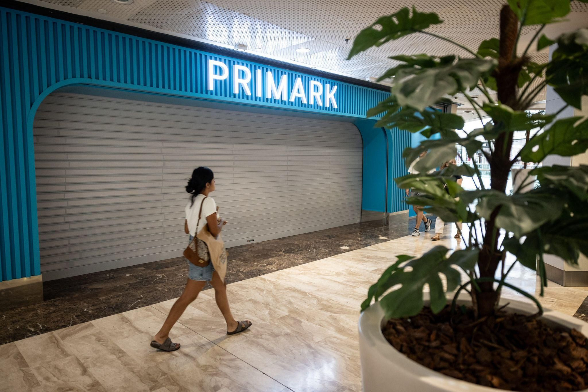 En imágenes | La tienda Primark de Grancasa ya luce el azul de la marca