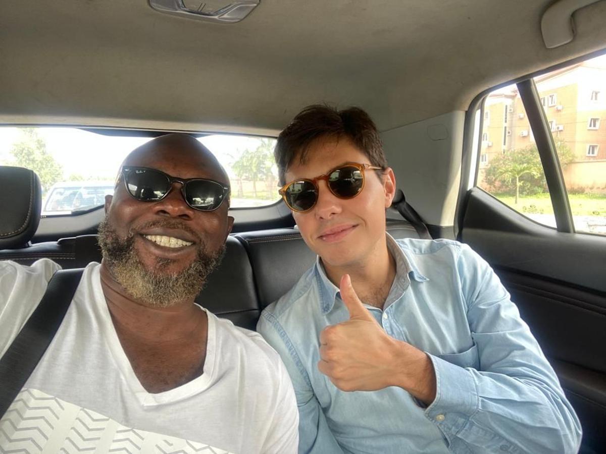 El periodista Carlos Barragán junto a Bukky Omoseni, su 'fixer' en Nigeria