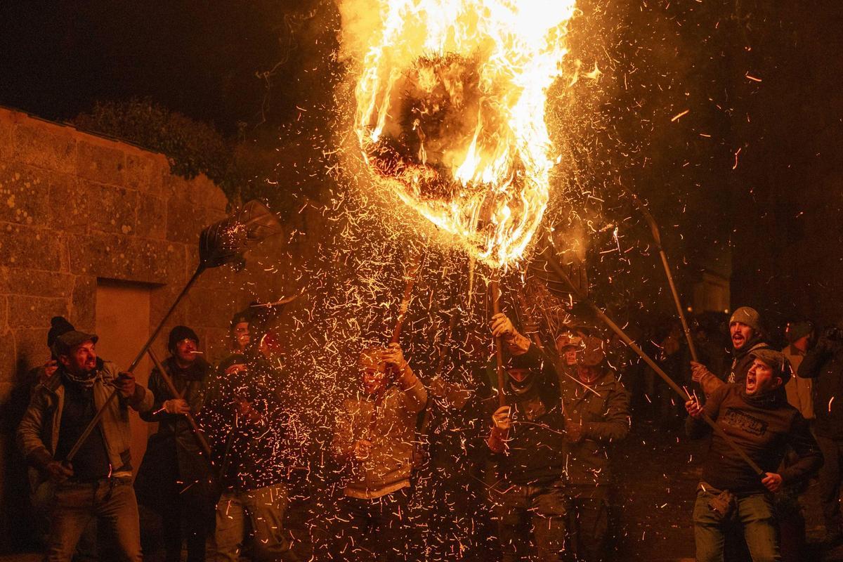 A Festa dos Fachós alumea un ano máis Castro Caldelas