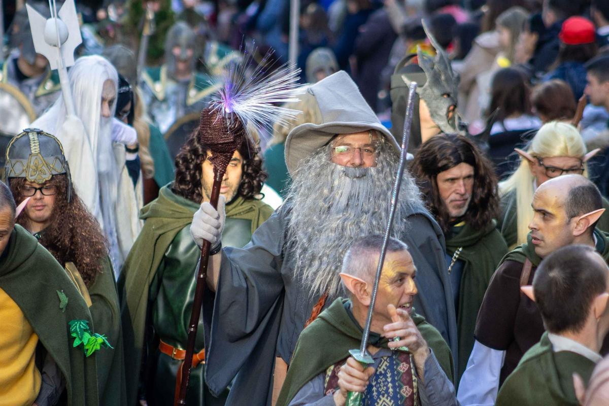 Vintedúas comparsas e dez carrozas: Santiago celebra o día grande do seu Entroido