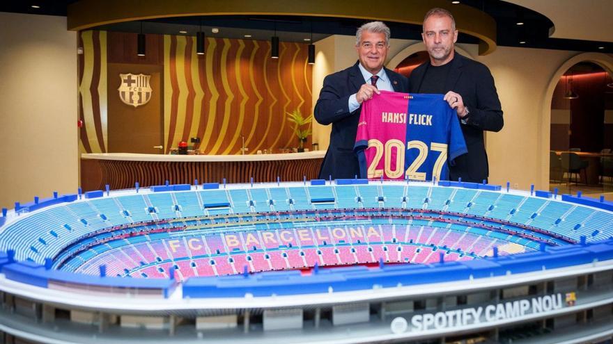 Laporta y Flick, junto a la maqueta del futuro Camp Nou. | EP