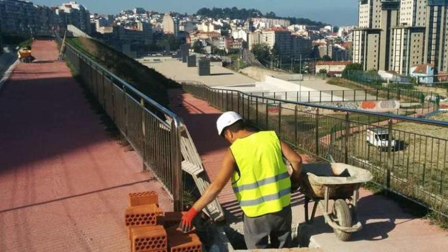 Los operarios del Adif han comenzado a dotar al parque de acometida eléctrica y farolas para cedérselo al Concello, que lo humanizará. // A.B.