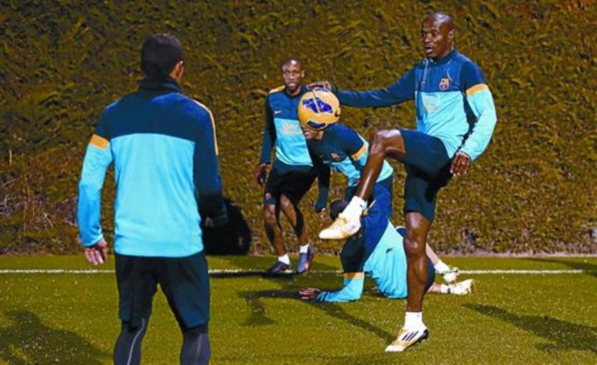Abidal intervé en un rondo davant Alexis mentre, al fons, es veu Keita, ahir a la tarda. Abidal intervé en un rondo davant Alexis mentre, al fons, es veu Keita, ahir a la tarda.