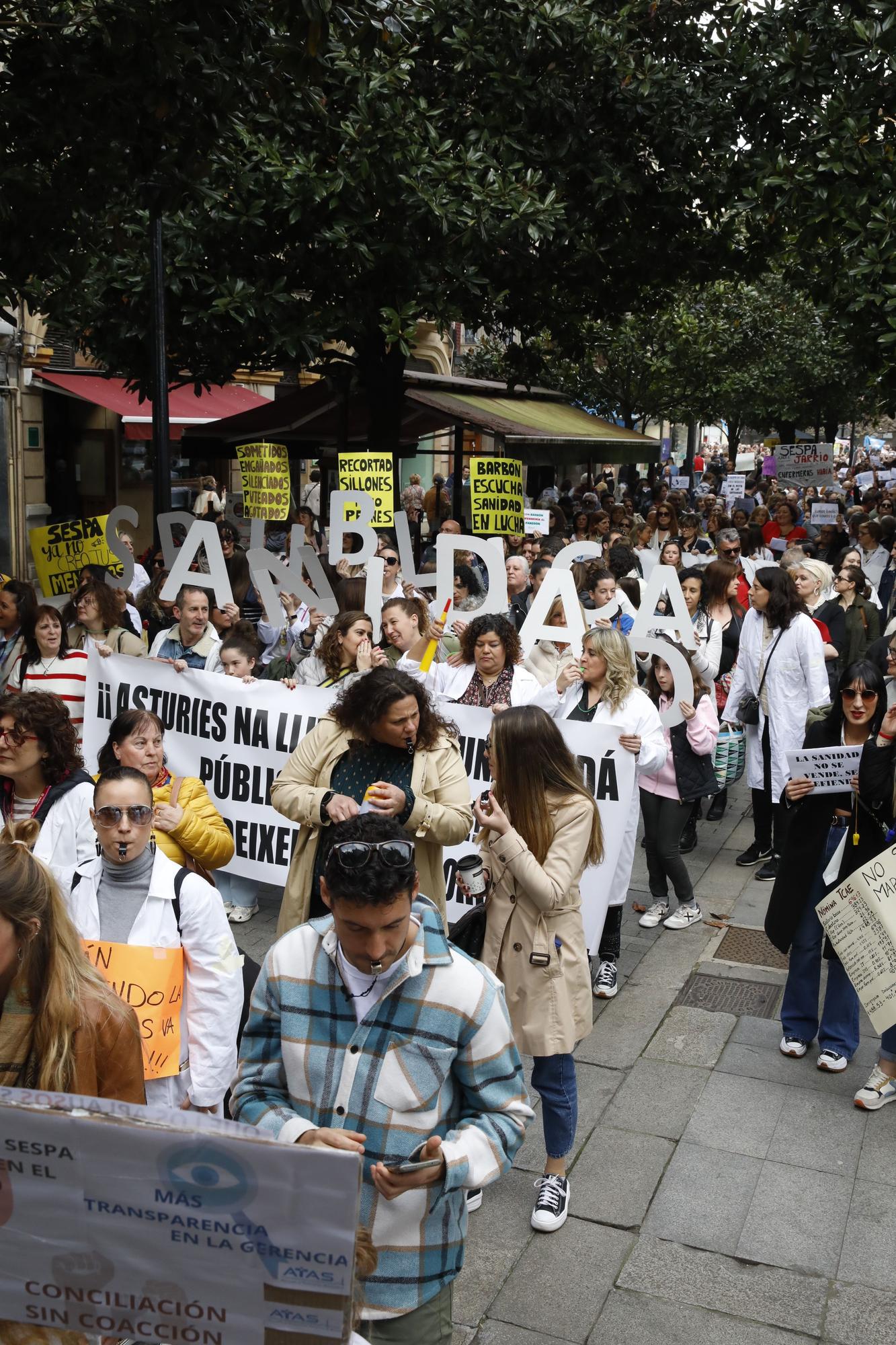 En imágenes: Los sanitarios se manifiestan en Gijón al grito de "no queremos más dinero, queremos mejores condiciones laborales"