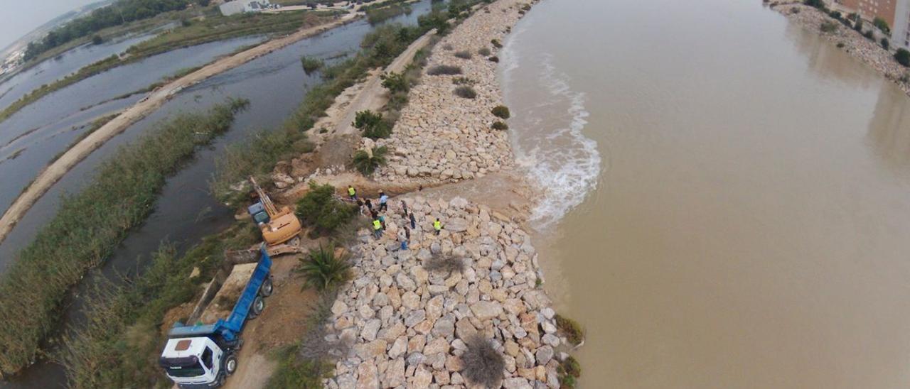 Apertura de una zanja para unir el cauce viejo con el actual del río para desaguar los campos, durante la DANA de 2019