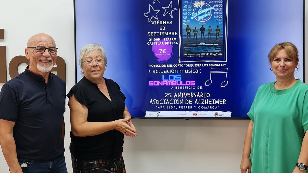 Presentación de la Gala del 25 Aniversario de AFA Elda, Petrer y Comarca con Pepe Ochoa, del grupo Los Sonámbulos, junto a Isabel Orovio y la concejala Rosa Vidal.