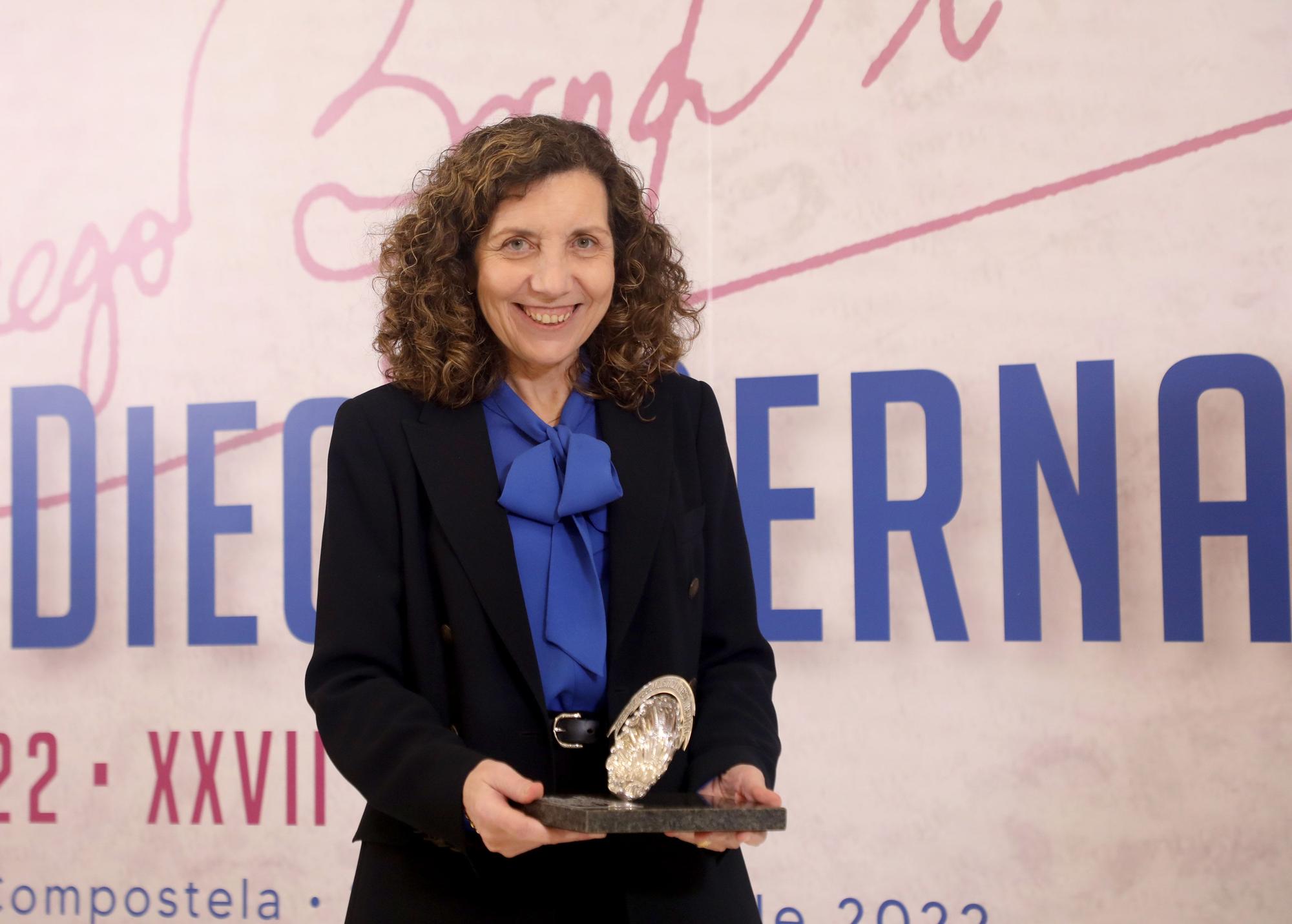 Carmen Merelas, directora de LA OPINIÓN, recibe el premio de periodismo Diego Bernal