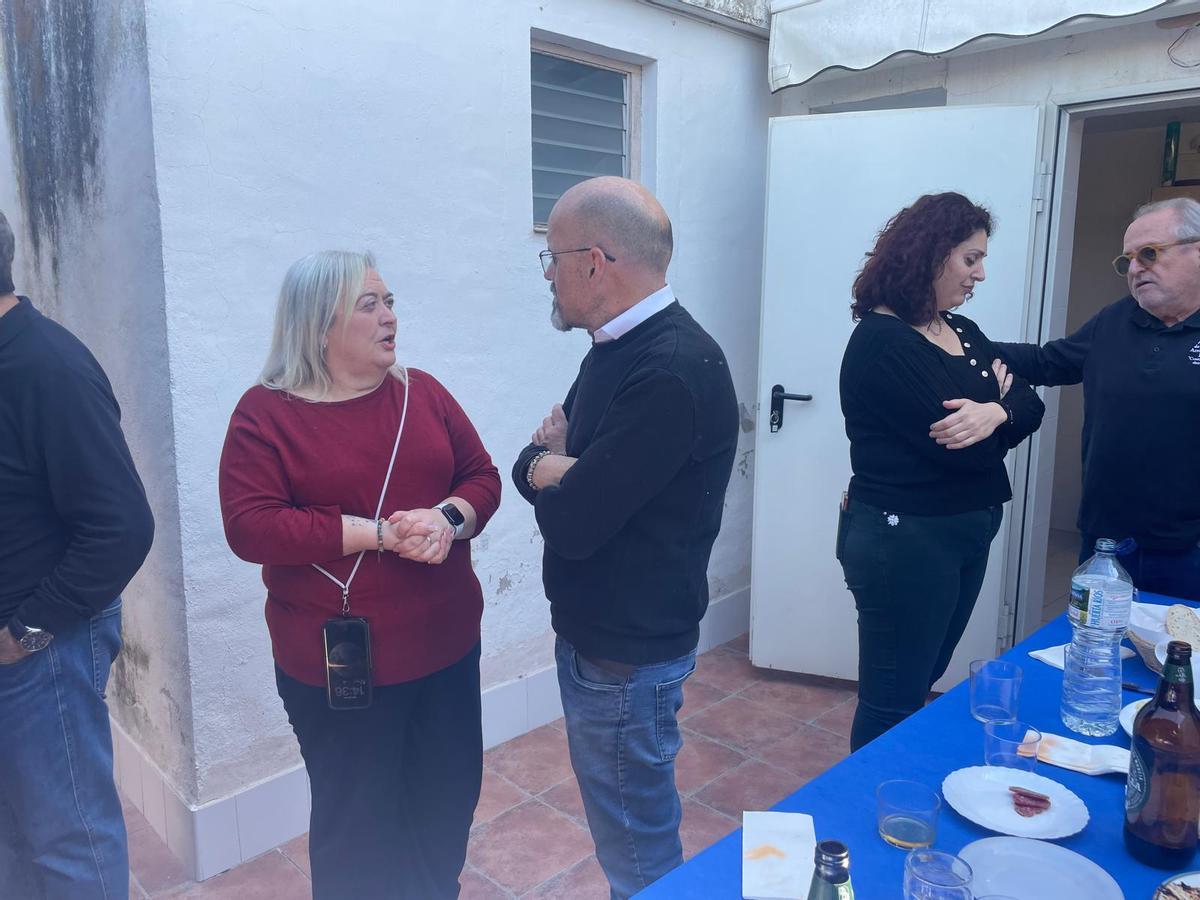 Momentos previos a la comida de convivencia de los Amigos del Arroz con Costra de Elche con miembros de la ONCE