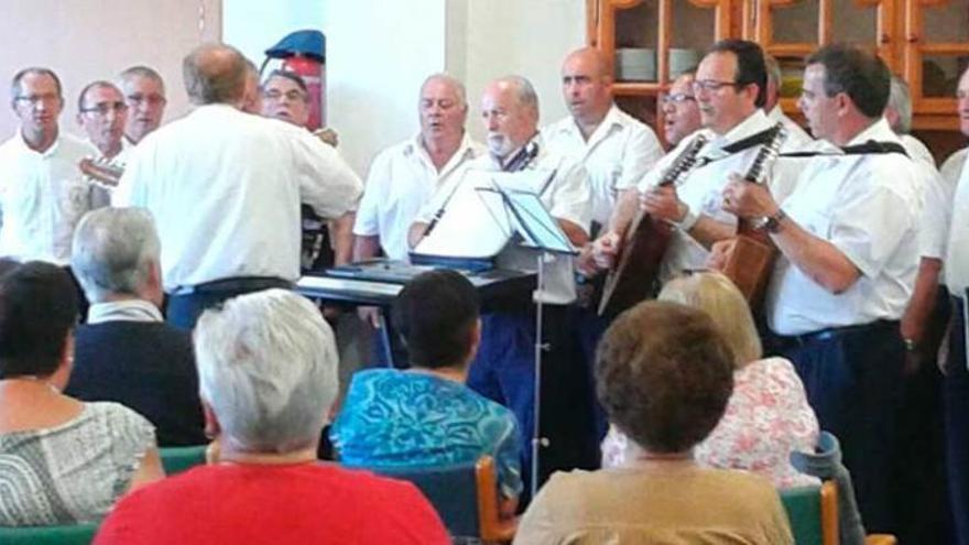 Los integrantes del coro, durante la actuación del sábado.