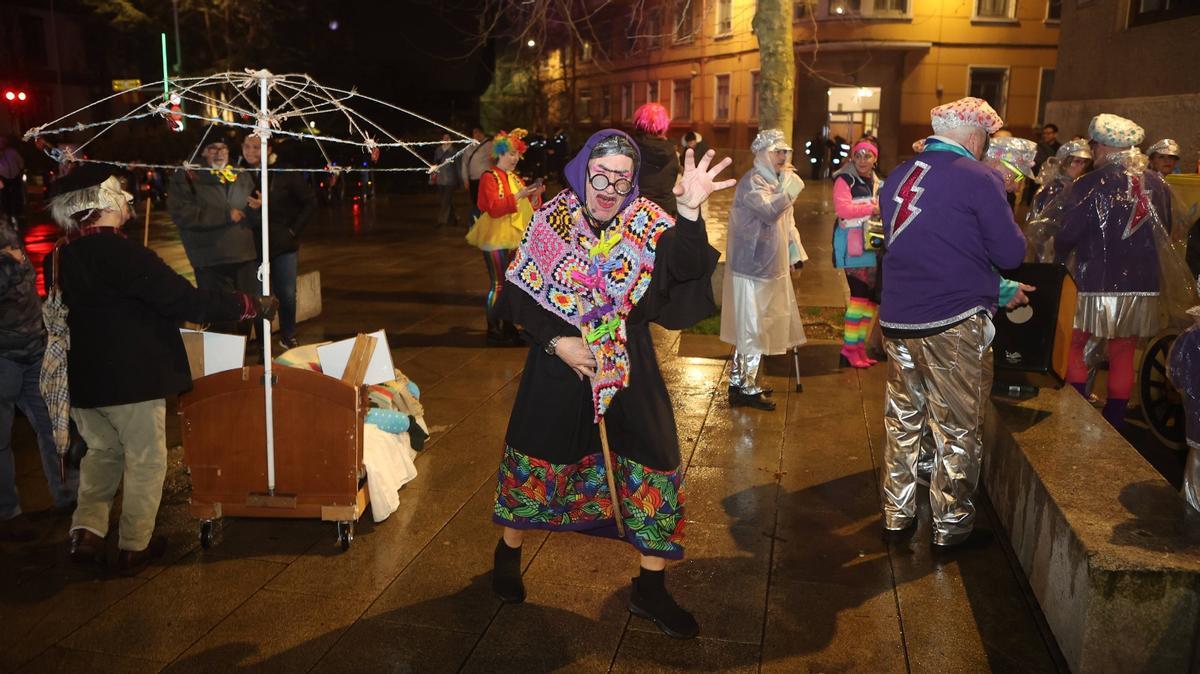 Los 'súbditos' del Momo celebran la llegada del Entroido contra viento y marea