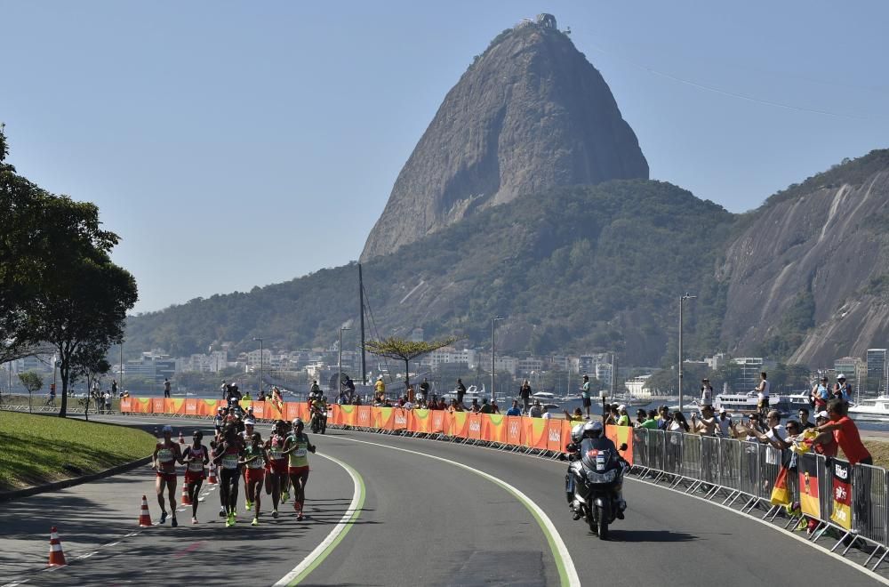 Corredoras de maratón pasan ante el Pan de Azúcar.