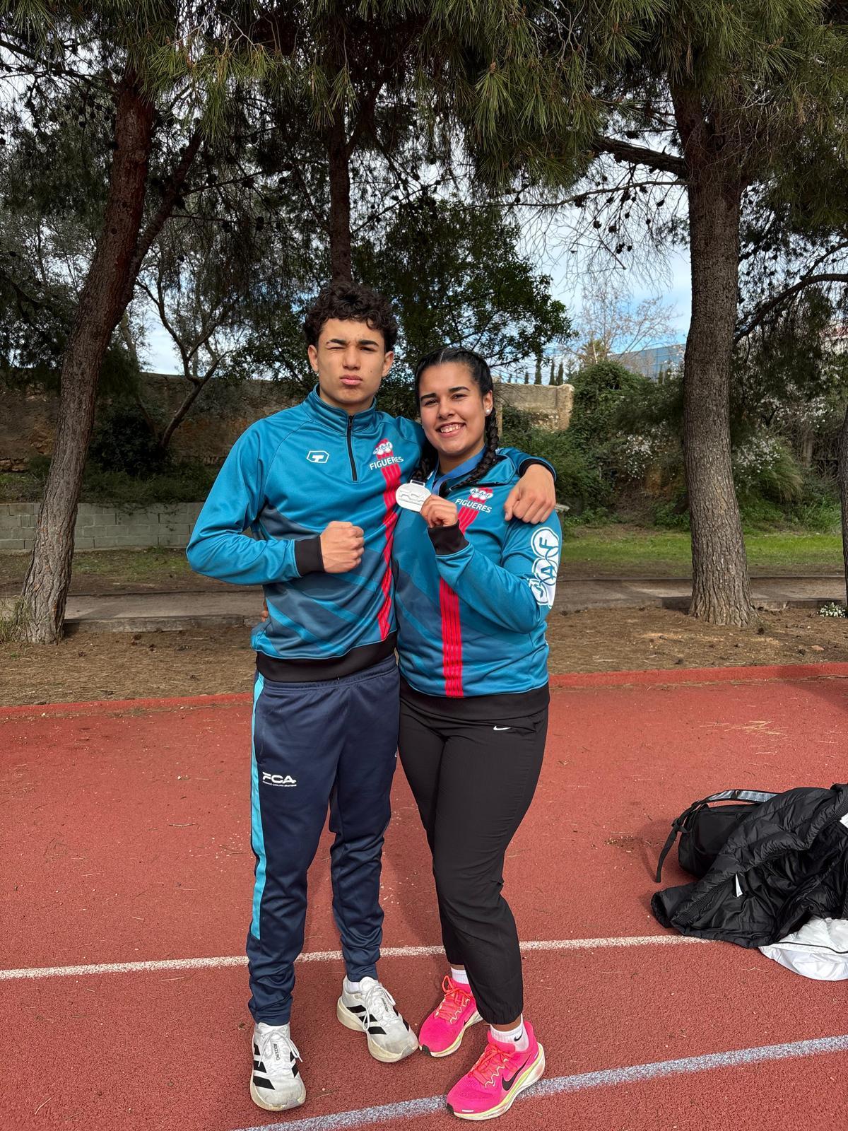 Idalky i Alianna Paulino amb la medalla de plata de l'atleta.