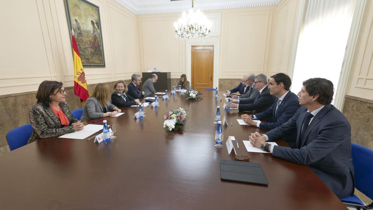 Reunión de la ministra Calviño en la Subdelegación con los representantes del clúster cerámico.