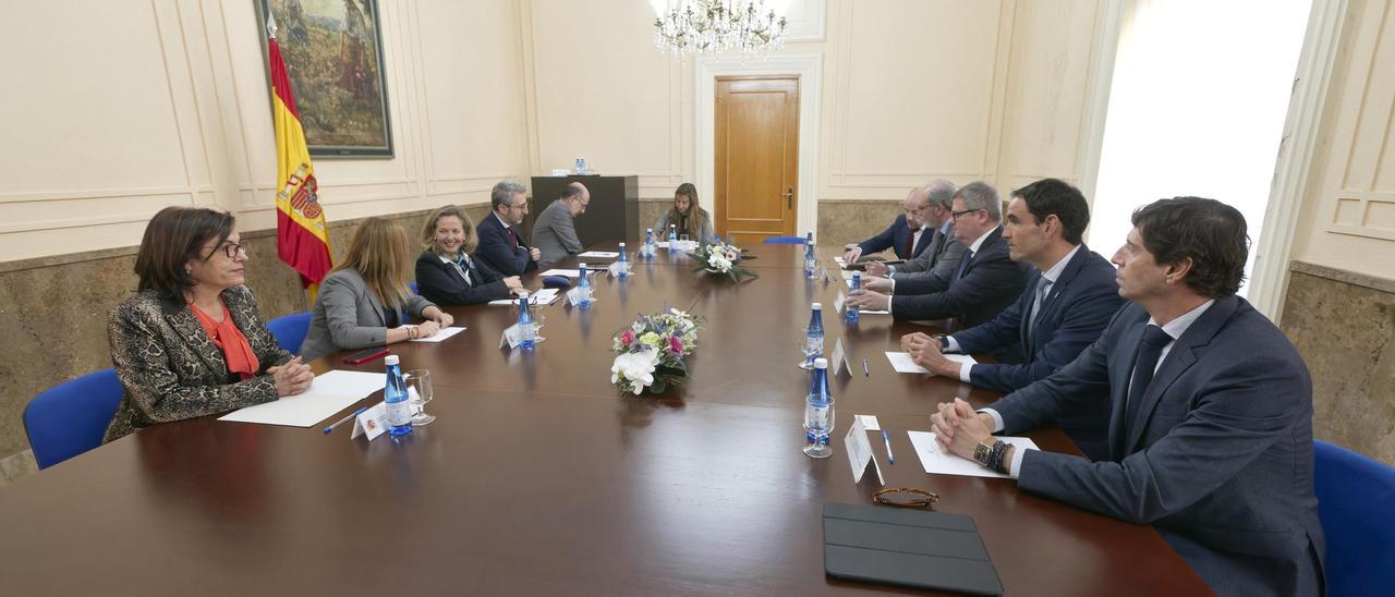 Reunión de la ministra Calviño en la Subdelegación con los representantes del clúster cerámico.