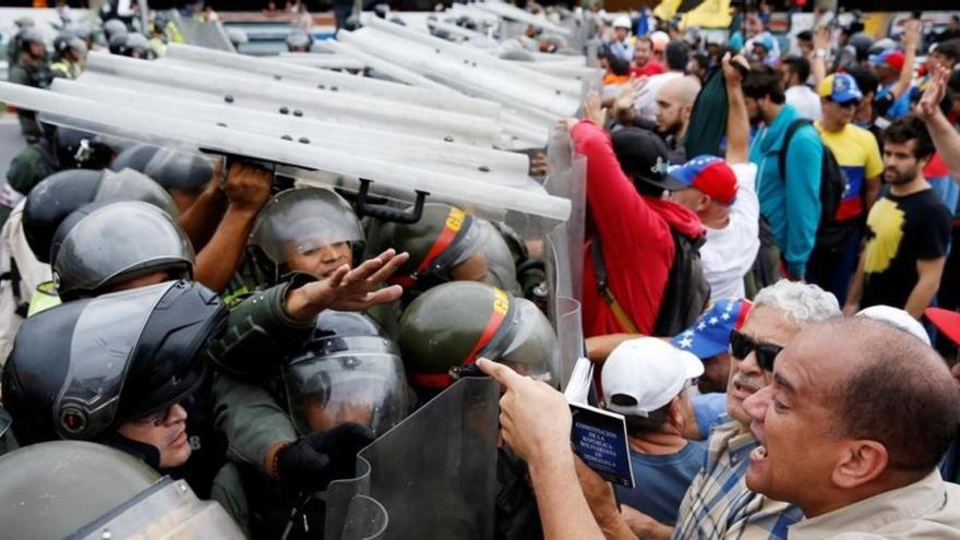 La oposición venezolana vuelve a exigir en la calle un referéndum para echar del poder a Maduro