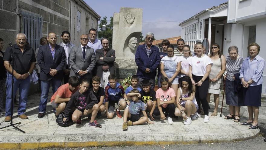 Asistentes al homenaje junto al &#039;Monumento á liberdade&#039;, en Xunqueira de Espadanedo.