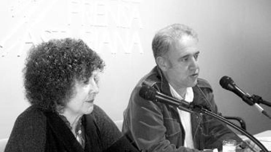Beatriz Quirós y José Antonio Alonso, durante la charla.