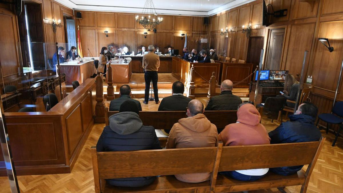 Un policía local, de pie, declara ayer ante los acusados en la segunda sesión de este juicio. |   // G. SANTOS