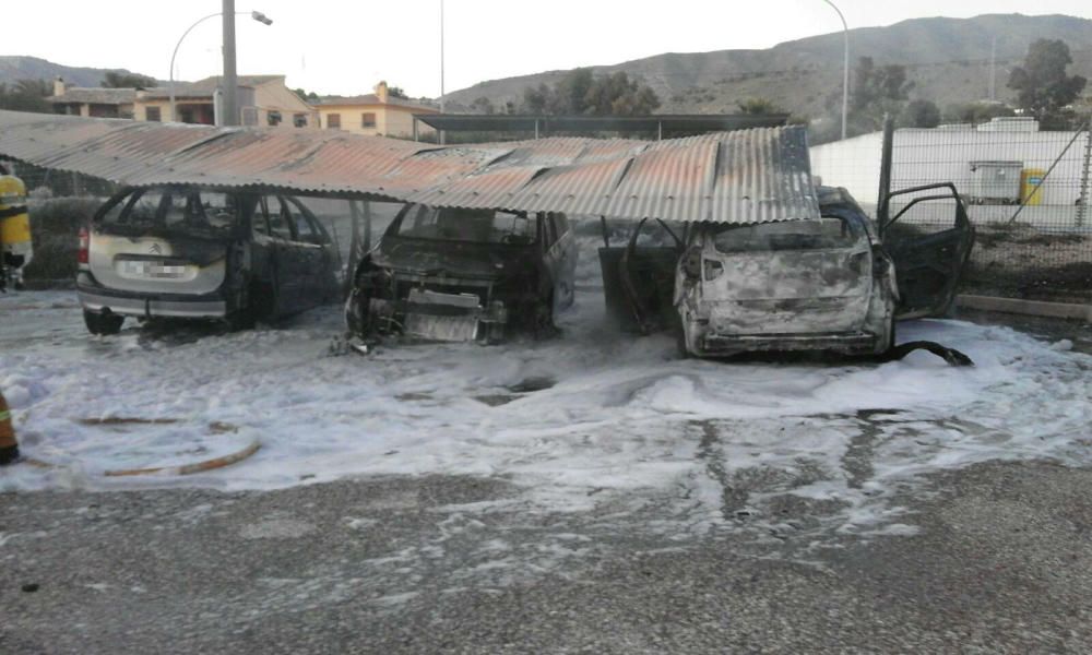 Aparatoso incendio de coches junto al peaje de La Vila