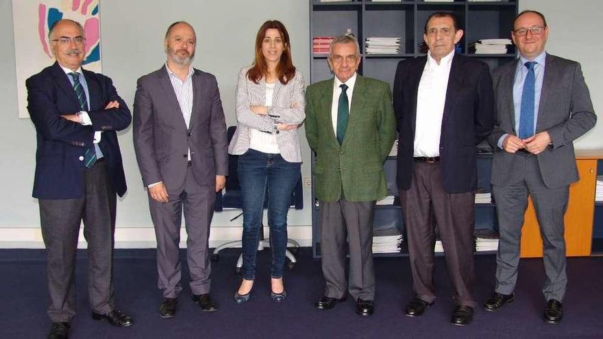 Arsenio Prieto, David Regades, Sol Vázquez, José Luis Freire, Constantino Freire y Manuel Suárez. // Faro