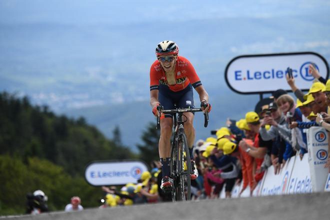 Dylan Teuns de Bélgica, antes de cruzar la meta de la sexta etapa de la 106ª edición de la carrera ciclista Tour de France entre Mulhouse y La Planche des Belles Filles, en La Planche des Belles Filles.