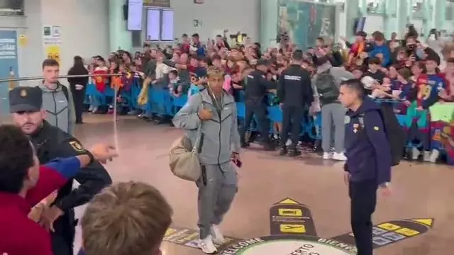 Máxima expectación: los jugadores del Barça firmaron autógrafos en su llegada a Vigo