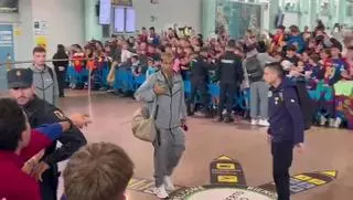 Máxima expectación: los jugadores del Barça firmaron autógrafos en su llegada a Vigo